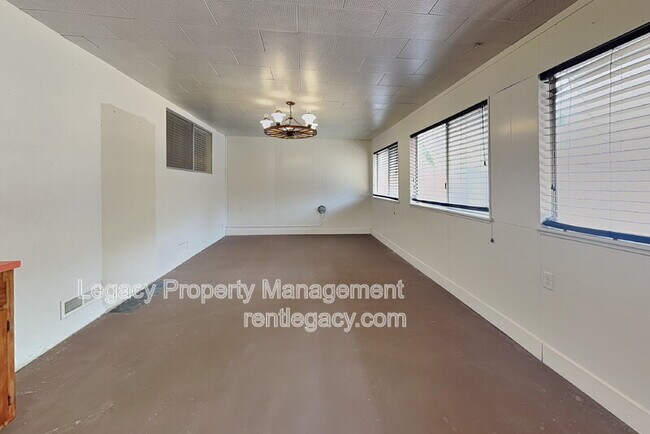 Building Photo - 8604 Midfield Way