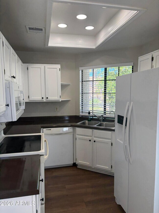 Building Photo - 930 N Mesa Dr