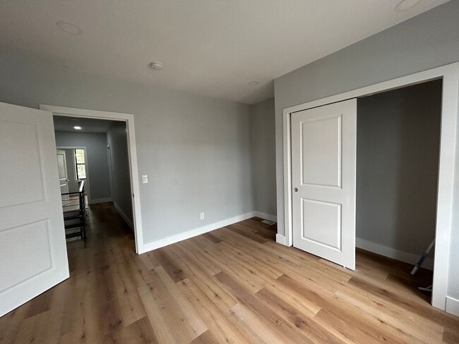 Building Photo - 3 bedroom 1.5 bath house with backyard ava...