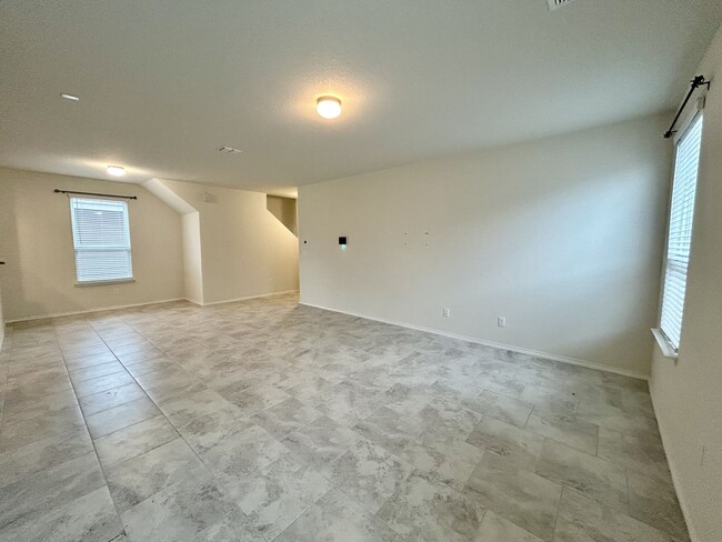 Building Photo - $300 OFF 1ST MONTH RENT IF YOU MOVE IN WIT...