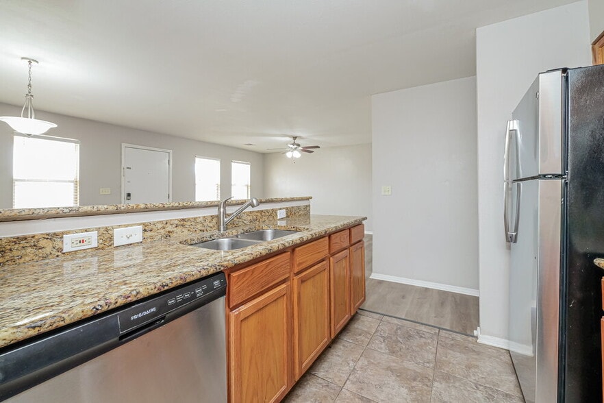 Building Photo - 1933 Creekridge Dr