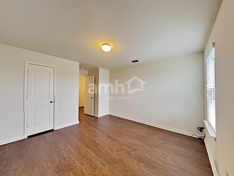 Building Photo - 12882 Cedarcreek Trail