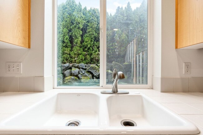 Building Photo - Beautiful Townhome in the Highly Desirable Oak Hills community!