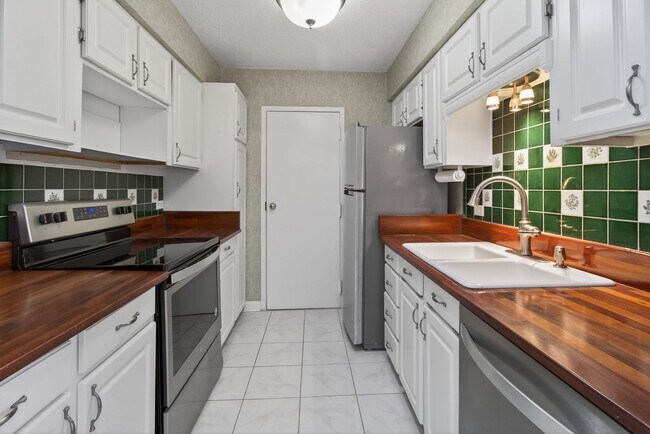 Building Photo - Stunning Condo With Exclusive Bay Views!