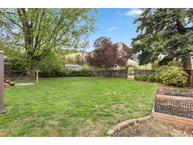 Building Photo - Great Home on 1/3 Acre