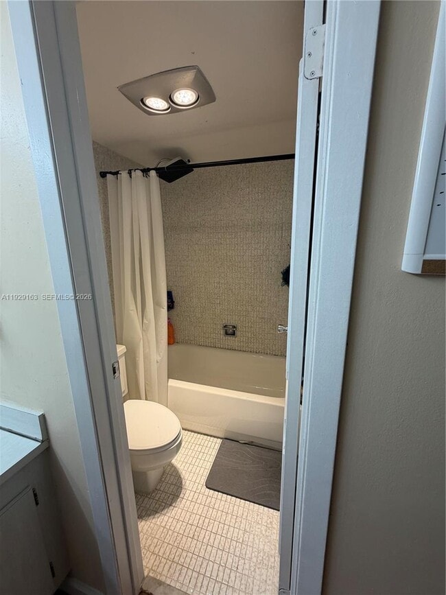 Building Photo - 3401 N Country Club Dr