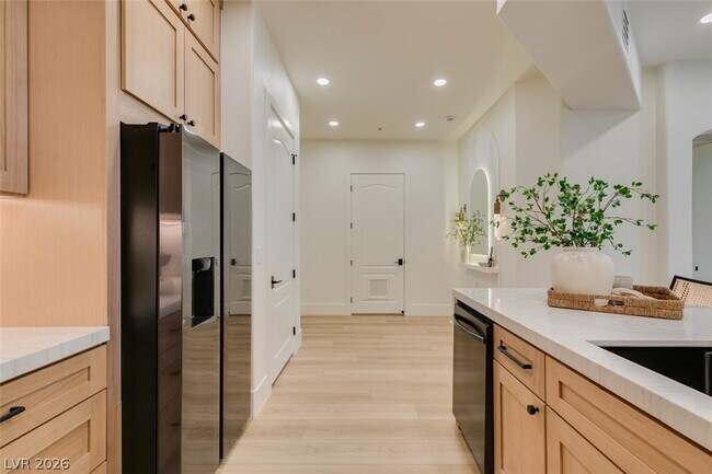 Building Photo - 32 E Serene Ave