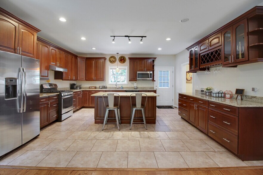 Building Photo - 6112 Wooten Dr
