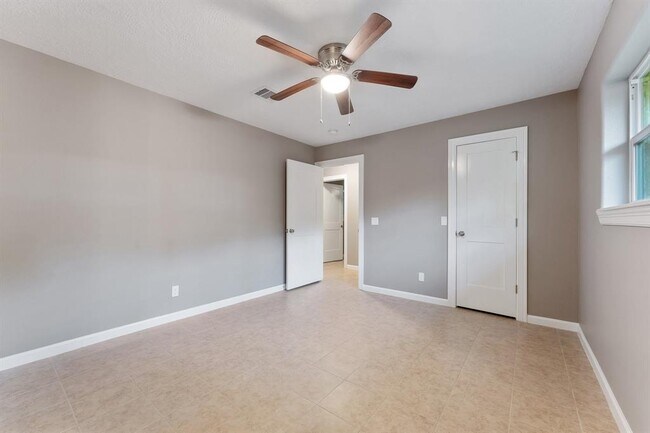 Building Photo - 11 Whittier Dr