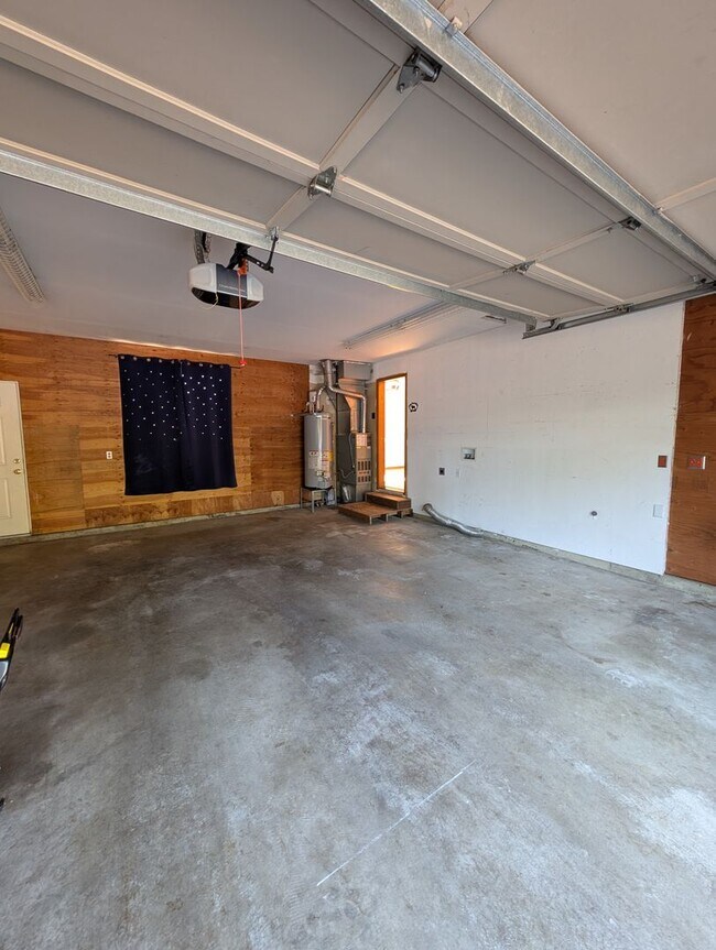 Building Photo - Well Maintained PO 3 Bedroom, HUGE FENCED ...