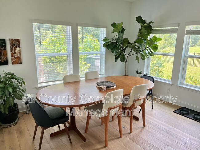 Building Photo - 261 Starnberg Ct