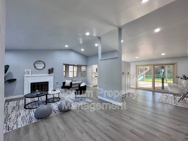 Building Photo - 45627 Clubhouse Dr