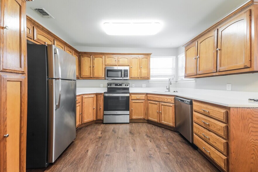 Building Photo - 211 Brookhaven Cir