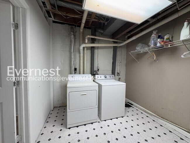 Building Photo - Spacious Town Home with Modern Amenities / 3 Beds & 2.5 Bath / Available Now!