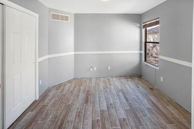 Building Photo - 4663 S Valley Rd