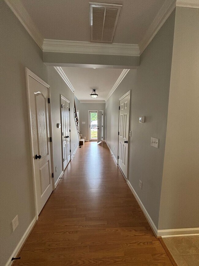 Building Photo - 402 Beaumont Cir