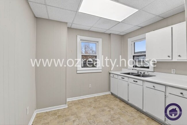 Building Photo - 3940 Vermaas Ave