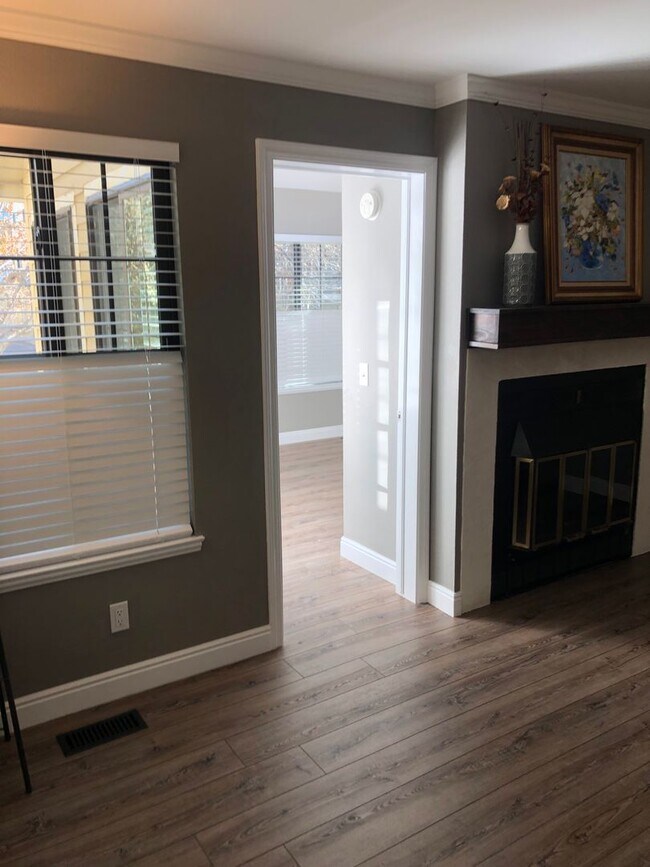 Building Photo - Price reduced!! Luxury 2 Bed 1 Bath Condo w/ ATTACHED GARAGE