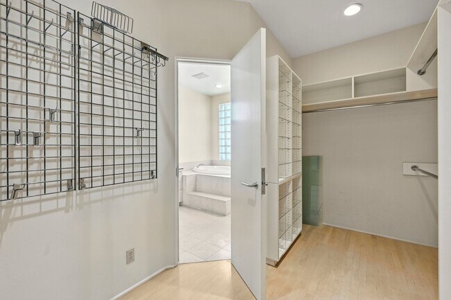 Building Photo - Gorgeous 3 Bed/3 Ba Home Tucked Away in th...