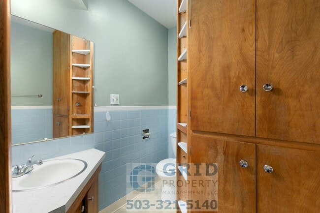 Building Photo - Charming 2 Bedroom Available in Popular N Kenton Neighborhood!