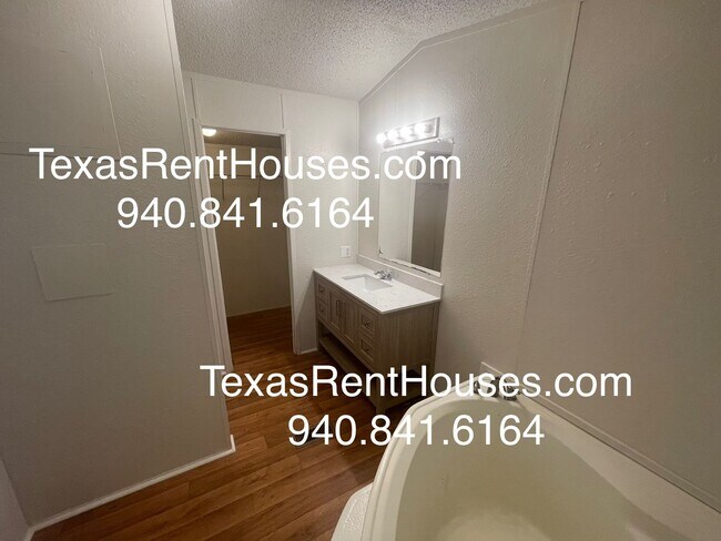 Building Photo - Charming 3 Bedroom, 2 Bath Home Near Legac...