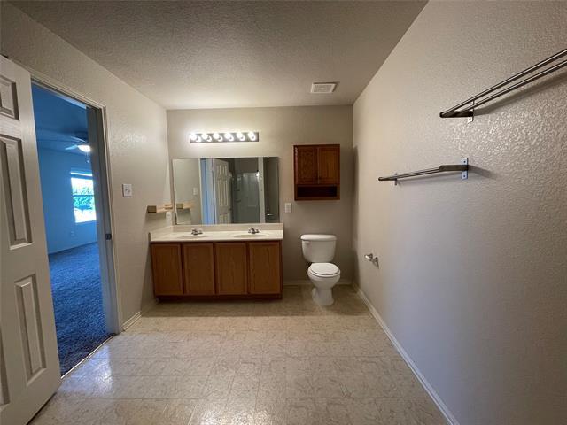 Building Photo - 2801 Mockingbird St