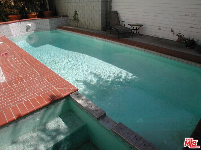 Building Photo - 522 N Edinburgh Ave