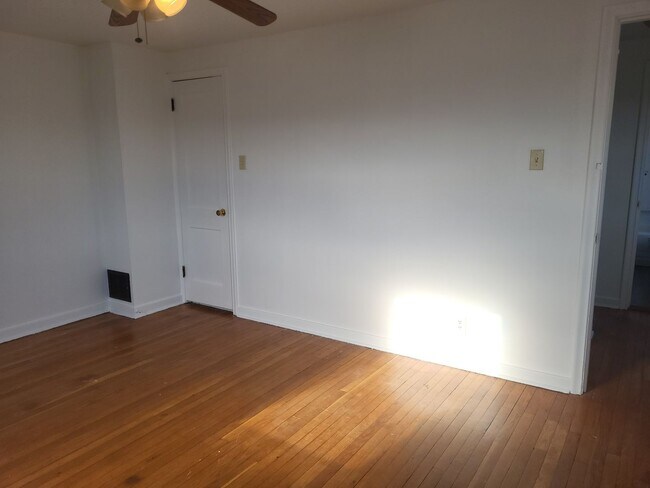 Building Photo - Two bedroom one bath in Dravosburg! Available now!