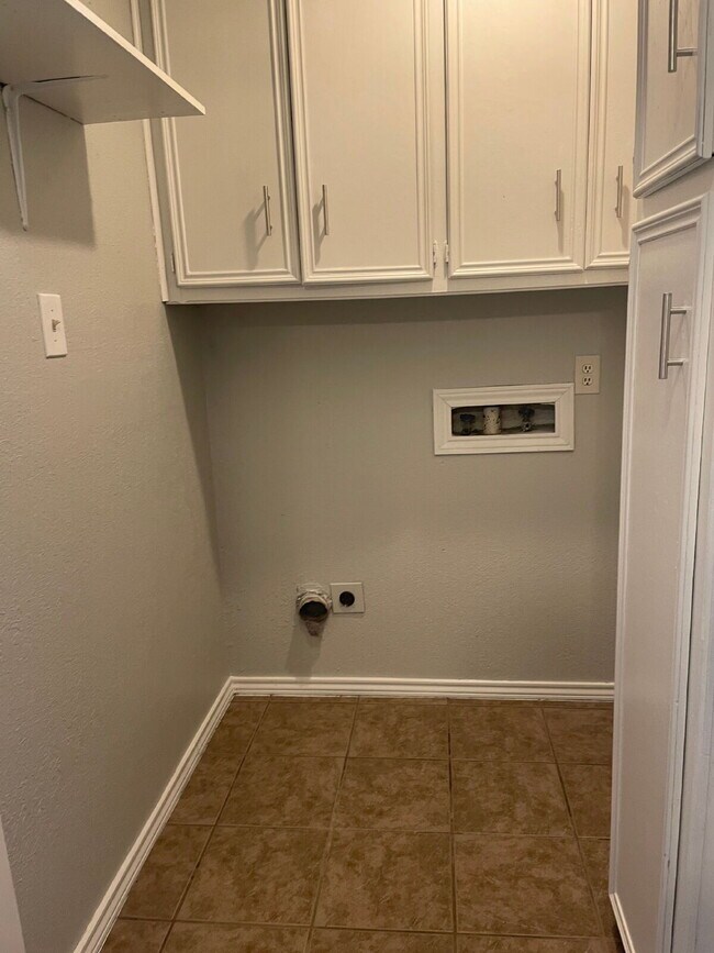 Building Photo - Spacious 3/2/2 with quick access to the Loop