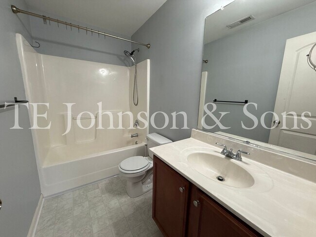 Building Photo - Modern Comfort with Vaulted Ceilings & Garage in Winston-Salem