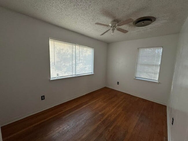 Building Photo - 2812 Live Oak Dr