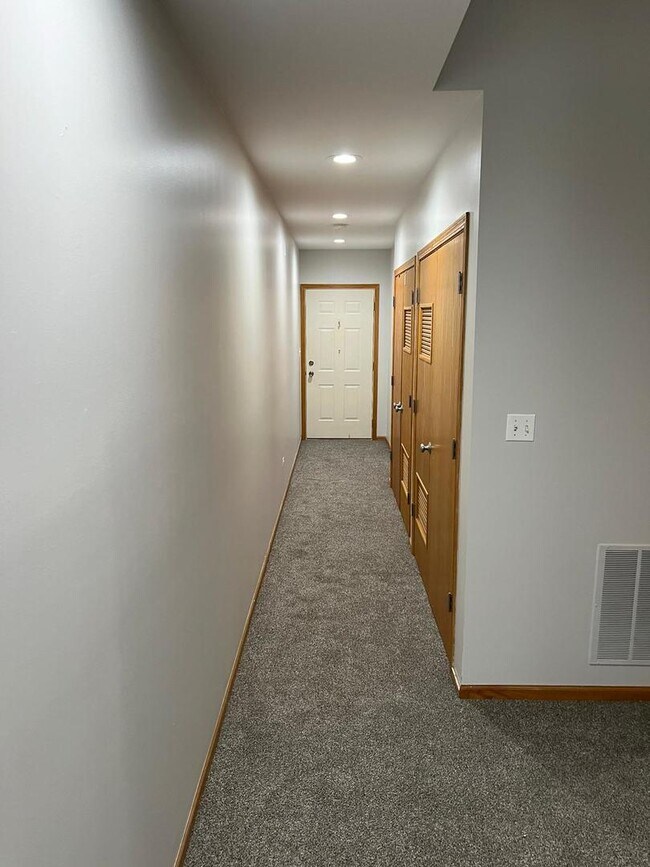 Building Photo - 925 W Lakeside Pl