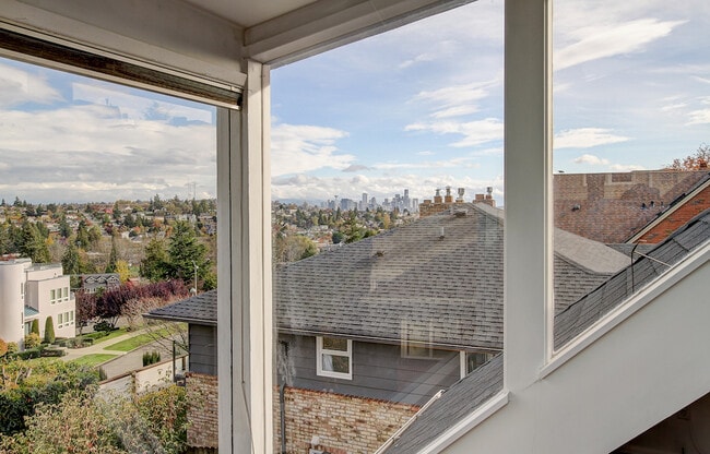 Building Photo - Beautiful Magnolia Home with a VIEW!
