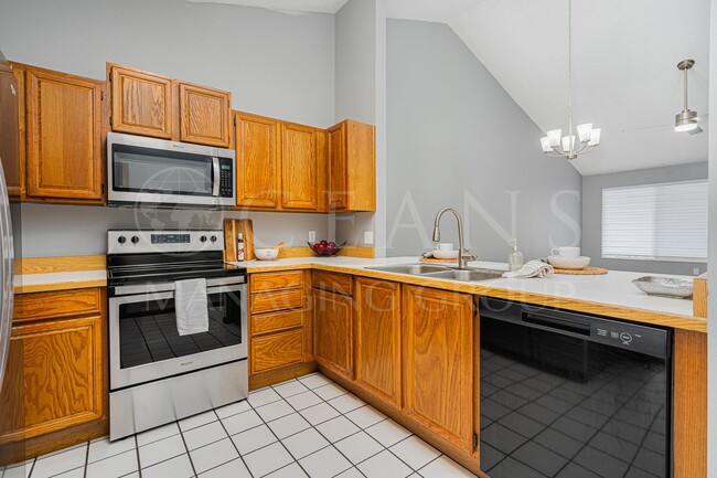 Building Photo - TOWNHOMES WEST, PORT ORANGE!