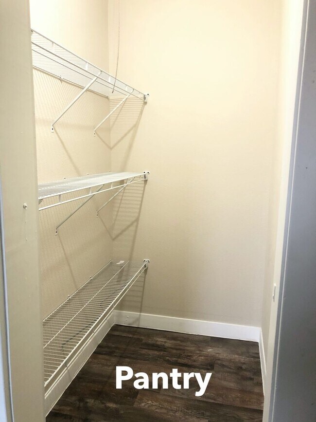 Building Photo - 802 W McCormick St