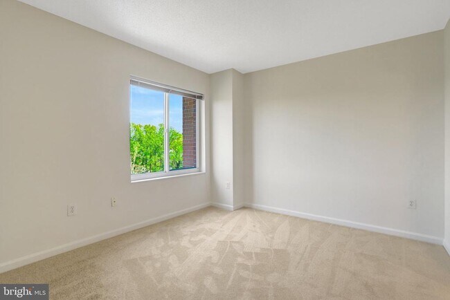 Building Photo - 3101 N Hampton Dr