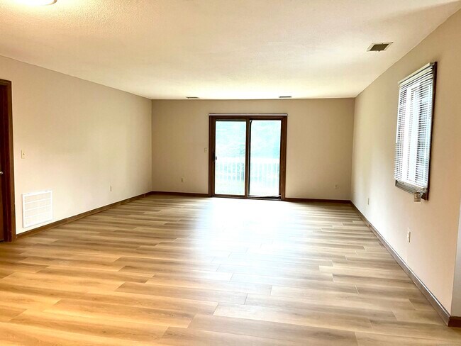 Building Photo - 1509 Summer Hill Dr