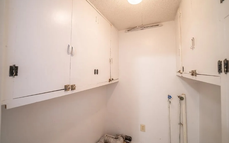 Building Photo - 935 Somerset Dr