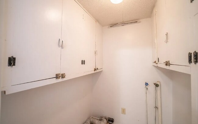 Building Photo - 935 Somerset Dr