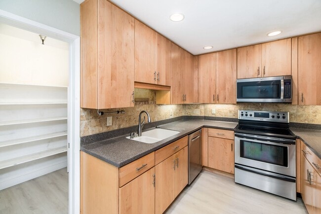 Building Photo - Beautiful Bankers Hill 2 bedroom condo