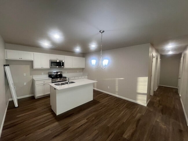 Building Photo - Stunning 3-Bedroom Home for Rent in Yukon,...