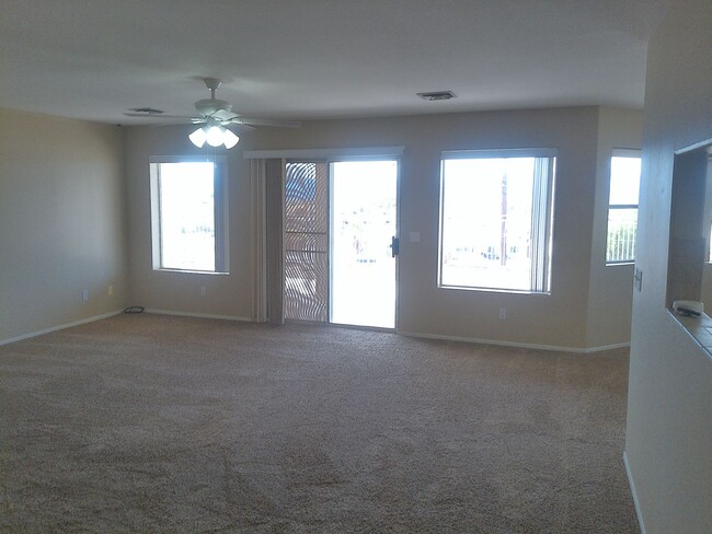 Building Photo - Long Term 3 bedroom 2 bath 3 car