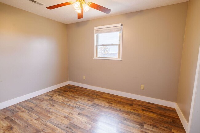 Building Photo - Quiet 3 Bedroom Home with Detached Garage