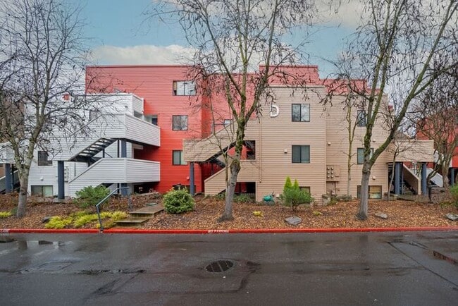 Building Photo - Modern Waterfront Living at The McCormick Pier! Call TODAY to schedule a tour! 503-664-4101