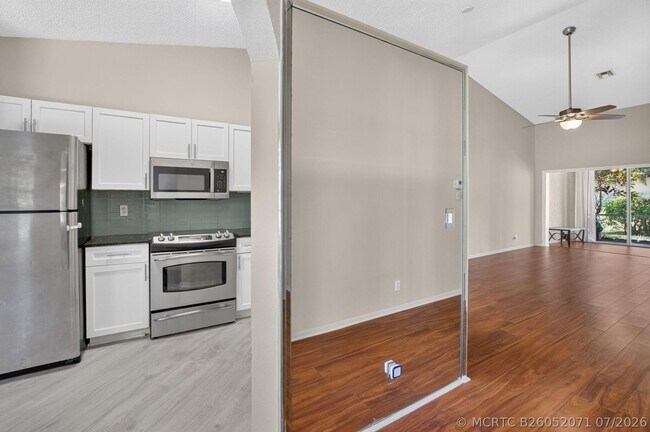 Building Photo - 8108 Summer Shores Dr
