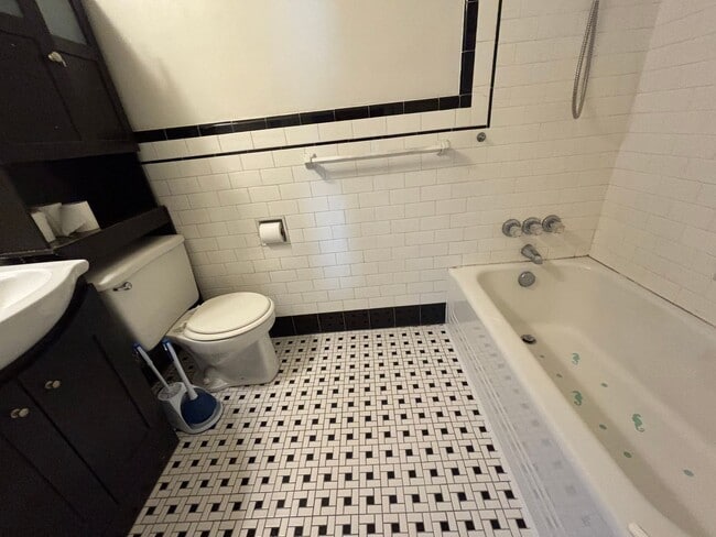 Building Photo - Gorgeous 1 Bedroom 1 Bathroom Condo locate...