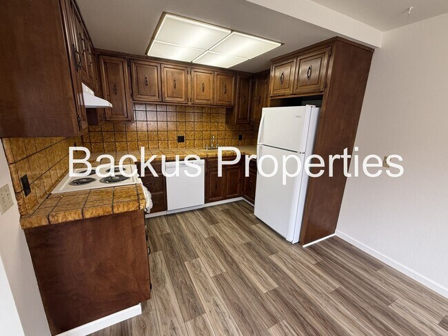 Building Photo - 529 Laine St