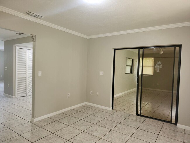 Building Photo - Single Family 3 bedroom 2 bath Must See