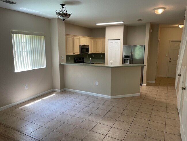 Building Photo - 5051 SE Mariner Garden Cir