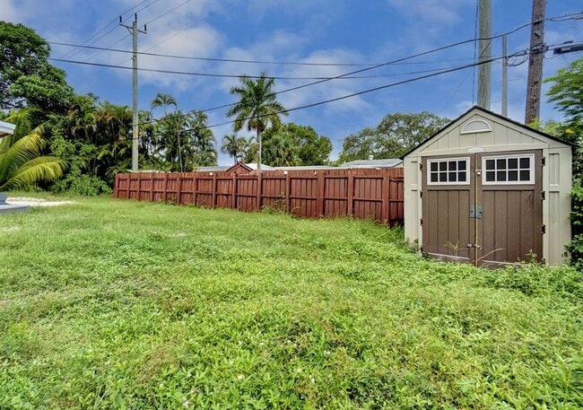 Building Photo - 1415 NE 25th St